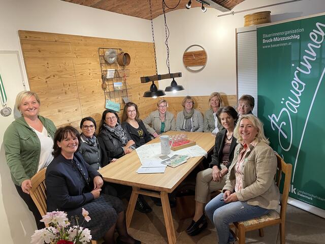 Das erste Netzwerktreffen zwischen Unternehmerinnen, Bäuerinnen und Politikerinnen fand im Hofladen von Sabine Rinnhofer in Hönigsberg statt.