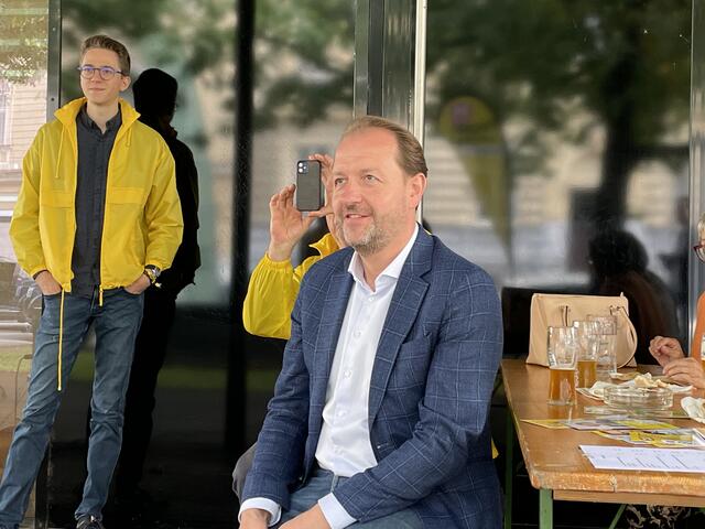 Baier lauscht der Rede von seiner Mitstreiterin Elisabeth Manhal, die das Fest mit ihrer Ortsgruppe organisiert hat. | Foto: BRS/Diabl
