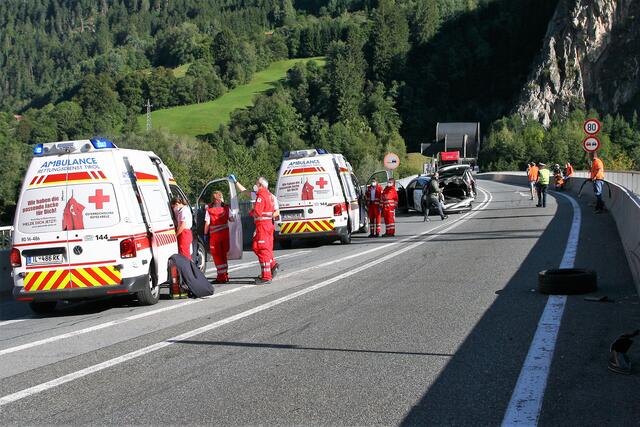 Der A 12 musste im in diesem Bereich für die Aufräumarbeiten und die Bergung für rund 45 Minuten komplett gesperrt werden. | Foto: ZOOM.TIROL