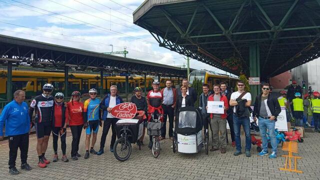 Gruppenbild der Radler amBahnhof in Sopron.