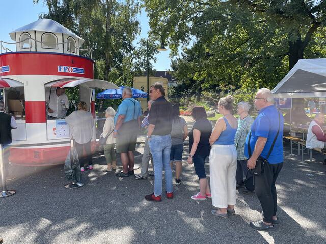 Wie immer dabei: der fahrende Bier-Leuchtturm der FPÖ. | Foto: BRS/Diabl