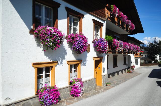 Üppige Blumenpracht schmückt viele Bauern- und Privathäuser. | Foto: Hassl