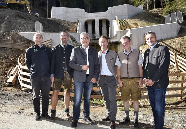 Von links: Wildbach-Sektionsleiter-Stv. Franz Brenner, Bgm. Günther Pagitsch, LR Sepp Schwaiger, Vbgm. Leonhard Kocher, Schutzprojekt-Obmann der Genossenschaft Leonhard Kocher und Regionalverband-GF Markus Schaflechner.