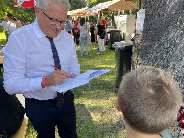 Der Bürgermeister signiert seine Kinderbücher. | Foto: BRS/Diabl