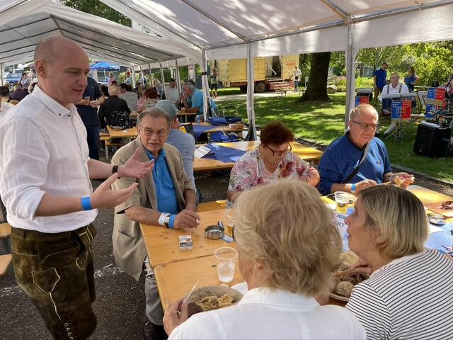 Markus Hein diskutiert mit der blauen Basis. | Foto: BRS/Diabl