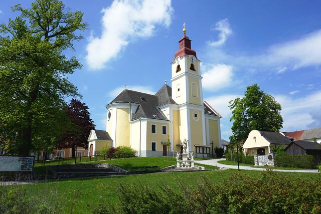 Heutige Ansicht der Pfarrkirche Lichtenau am Hauptplatz.