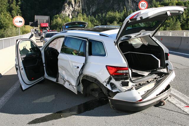 Die Fahrzeugkollision ereignete sich auf der Zufahrtsstraße vor dem Landecker Tunnel (A 12 Inntalautobahn). | Foto: ZOOM.TIROL