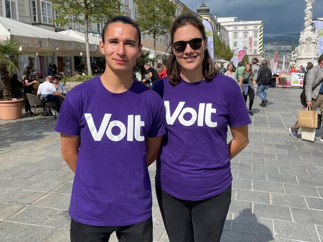 Spitzenkandidat Emanuel Klatzer mit einer Mitstreiterin beim Infostand auf dem Linzer Hauptplatz. | Foto: BRS/Diabl