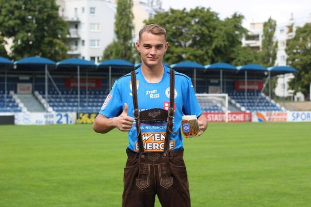 Passend gekleidet präsentiert sich FAC-Tormann Lukas Gütlbauer. | Foto: FAC