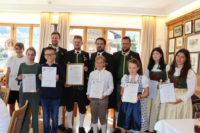 Leistungsabzeichen 2020: Luis Riedl (Bronze), Eva Marth (Bronze), Felix Matt (Junior Leistungsabzeichen), Kpm. Benedikt Grutsch, Johann Neuratuer (Gold), Obm. Stephan Wohlfarter, Danio Tschurtschenthaler (Bronze), Jugendreferent Markus Matt, Anna Sprenger (Bronze), Laura Plangger (Silber) und Teresa Pingerra (Silber) (v.li.). | Foto: Siegele
