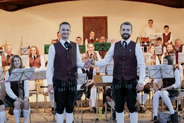 Richard Tiefenböck (l.) übergibt das Kapellmeister-Amt an Joahnnes Fischer. | Foto: MMK Andorf