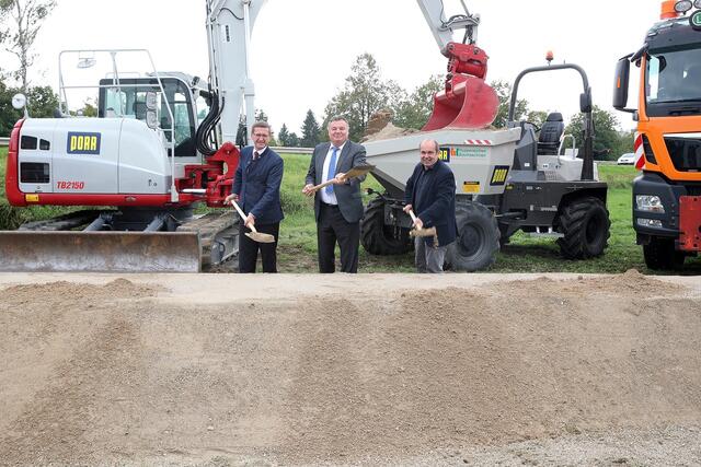 Landesrat Günther Steinkellner (Bildmitte) mit Markus Achleitner (li.) und Hörschings Bürgermeister Klaus Wahlmüller (re.). beim Spatenstich für den Ausbau der B1.