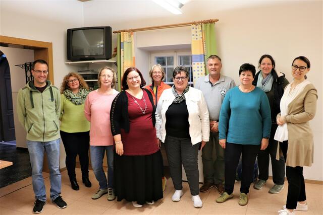 Obfrau Angela Lendl mit ihren Stellvertreterinnen Theres Karner und Magdalena Schlachter (Bildmitte) und Ehrenamtliche der Vinzenzgemeinschaft. | Foto: Edith Ertl