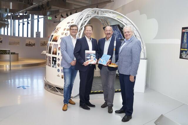 Welios-Geschäftsführer Michael Holl, Wolfgang Nöstlinger (Vorstandsdirektor eww Gruppe), Bruno Josseck und Leo Ludick (v. l.) freuen sich auf einen gelungenen „Ausflug“ in die Vergangenheit.  | Foto: Welios