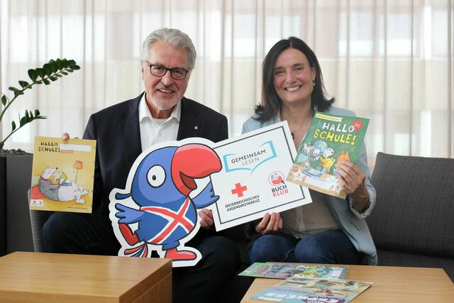 OÖ. Rotkreuz-Präsident Walter Aichinger und Marianne Österbauer vom Buchklub mit den beliebten Schülerzeitungen. | Foto: OÖRK