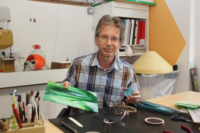 Der Glaskünstler Ralf Kernmayer in seiner Werkstatt in Friesach | Foto: Peter Pugganig