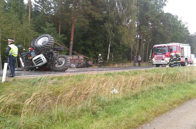 Weil eine PKW-Lenkerin den Gegenverkehr übersah kam es zum Zusammenstoß. Der Traktorfahrer wurde schwer verletzt.