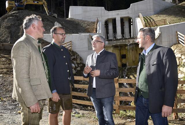 Der Lungauer Wildbach-Gebietsleiter Markus Moser, Bgm. Günther Pagitsch, LR Josef Schwaiger und Markus Schaflechner, Geschäftsführer des Regionalverbands, vor der neuen Wildbachsperre.