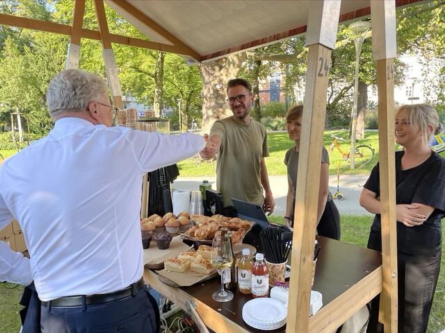 Kaffee und Muffins runden das kulinarische Angebot ab. | Foto: BRS/Diabl
