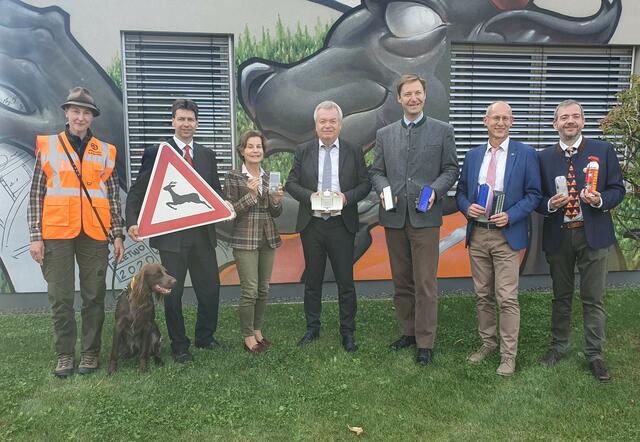 Hundeführerin der Steirischen Jägerschaft, Bernhard Budil, Barbara Fiala-Köck, LH-Stv. Anton Lang, Franz Mayr-Melnhof-Saurau, Christian Scheuer, Wolfgang Steiner (v. l.) | Foto: Land Steiermark
