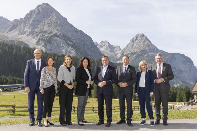 Die Tiroler Regierungsspitze vor der Bergwelt des Zwischentoren: Auf der Ehrwalder Alm fand eine Regierungsklausur statt. | Foto: Die Fotografen