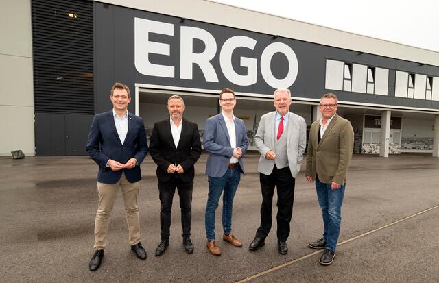 Sportstadtrat Philipp Gruber, SC-Vorstand Rainer Spenger, ERGO-Gebietsleiter Mathias Erber, Bürgermeister Klaus Schneeberger und Arena Nova-Geschäftsführer Gerald Stangl.