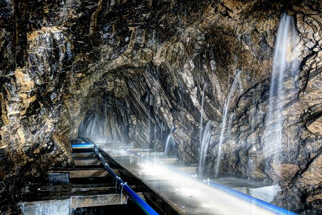 Aus dem Trinkwasserstollen der Mühlauer Quelle wird das Wasser naturbelassen in die Innsbrucker Haushalte geleitet. Die IKB investieren zwischen 15 und 20 Mil. Euro für die Sicherung der Wasserversorgung. | Foto: IKB