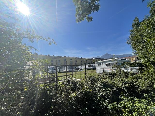 Aktuell noch Heimat zahlreicher Campingsfahrzeuge, bald aber Heimat für zahlreiche Bewohner.