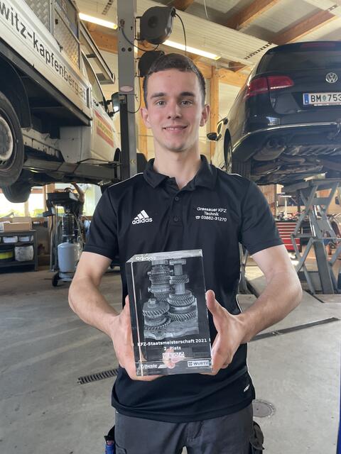 Florian Grassauer mit seinem Pokal für den zweiten Platz beim Bundeslehrlingswettbewerb.
