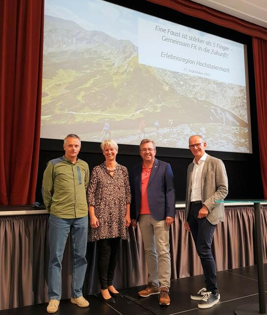 Andreas Steininger, Brigitte Schrank, Peter Koch und Arnold Oberacher im Brucker Stadtsaal. | Foto: Mira Kylander