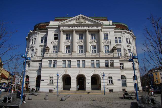 Vor dem Amtshaus findet die E-Mobilitätsmesse morgen statt.