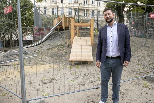 Die Hangrutsche bekommt ein hölzernes Kletterspielgerät. Bis Mitte Oktober wird diese deswegen gesperrt sein. | Foto: BV6