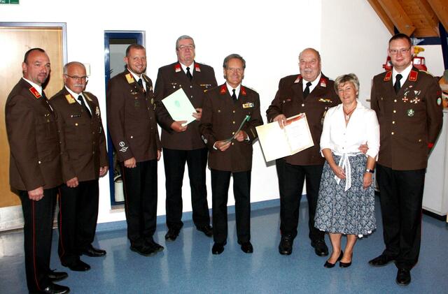 Die Ehrengäste gratulierten den ausgezeichneten Feuerwehrkameraden OBM Rudolf Wolz, EHBI Erich Kainersdorfer und HBM Josef Jocher (Bildmitte). | Foto: FF St. Peter-Freienstein