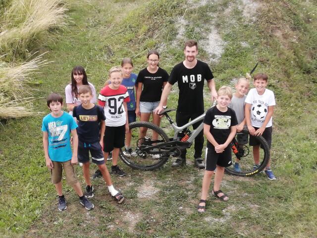 Downhill-Star David Trummer zeigte den Kids, was er am Bike drauf hat.