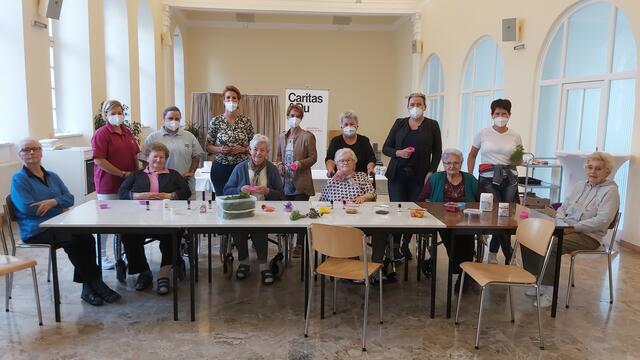 Mit Freude bei der Arbeit: die Bewohnerinnen Ludmilla Schart, Hermine Wedenig, Ingrid Buchleitner, Christine Podgorsek, Karla Kramer und Irmgard Locker  (vorne von links)  | Foto: Caritas