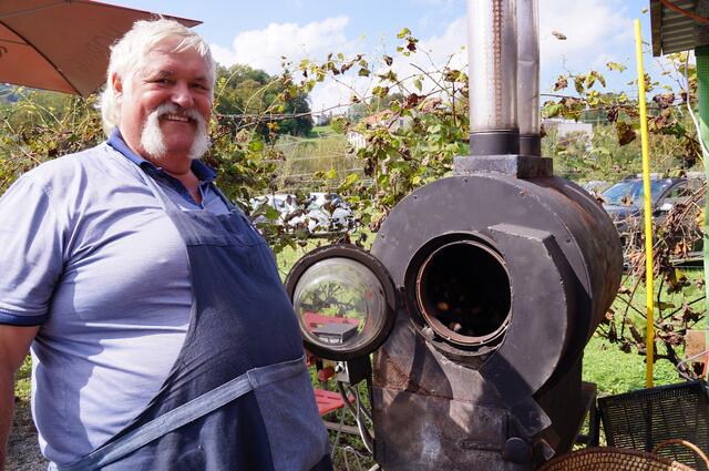 Seinen selbst gebauten Kastanienbratofen wird der "dicke Walter" am 8., 9. und 10. Oktober am Schratlplatz in Heimschuh anwerfen. | Foto: Waltraud Fischer