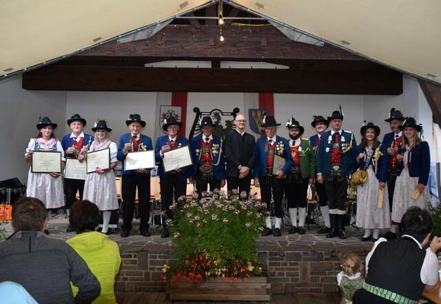 Traditionell finden die Ehrungen der Schützen am Flirscher Kirchtag statt.  | Foto: Traxl