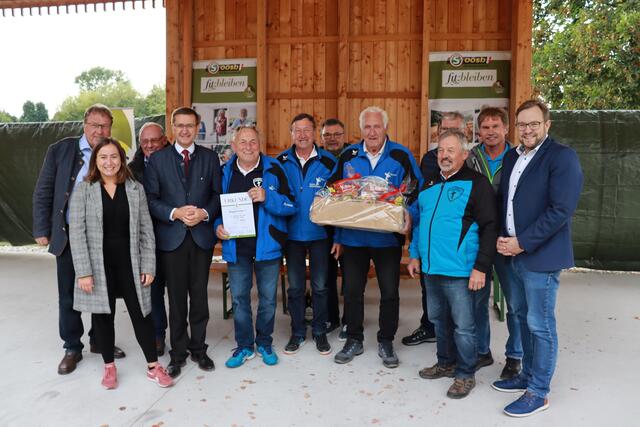 Bürgermeister Andreas Stockinger (ganz links) und Landesrat Markus Achleitner (4. v.l.) bei der Siegerehrung. | Foto: OÖ Seniorenbund