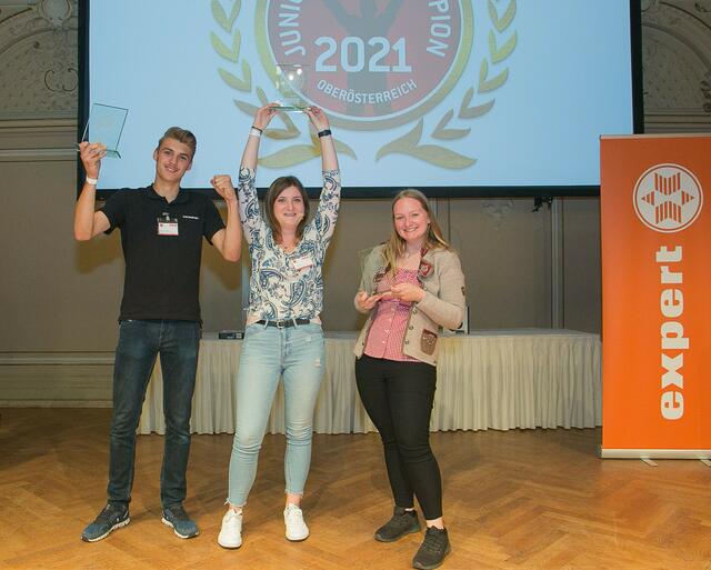 Simone Sixt (Mitte) konnte mit ihrem Verkaufstalent überzeugen und sich den Sieg holen. Auf Platz zwei schaffte es Matthias Panzl und auf Platz drei Rene Bauer. | Foto: Roland Pelzl/cityfoto