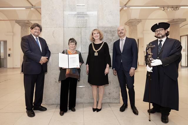 Stefan Zapotocky (Vorsitzender des Universitätsrates der mdw), Evelyn Torton Beck, Rektorin Ulrike Sych, Johannes Marian (Vorsitzender des Senats der mdw), Clemens Aigner (Pedell) bei der Verleihung.