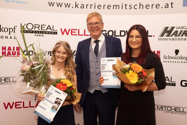 Die Lungauerin Lisa Wieland (re.) absolvierte die Lehrabschlussprüfung ebenso wie Melanie Leitenreiter (li.) mit ausgezeichnetem Erfolg – im Bild mit Bundes- und Landesinnungsmeister Wolfgang Eder.