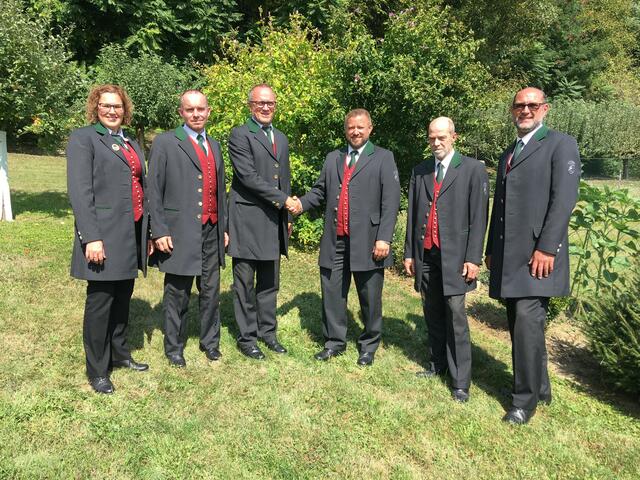 Petra Rauch, Reinhard Theißl, Manfred Lafer, Martin Neuherz, Dieter Maderbacher und Heinz Hutterer (v.l.).  | Foto: Raabauer Holz und Blech Musik