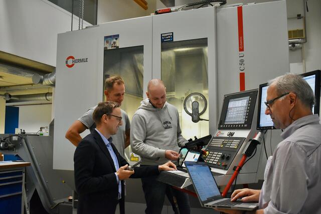 Digitale Maschinen wie diese bei TCM International in Stainz werden heutzutage mit Computern und Softwareprogrammen bedient. | Foto: Michl