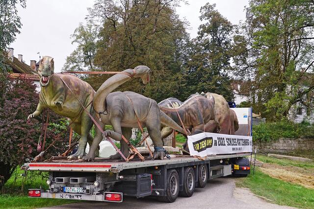 Einzug der Dinosaurier auf Schloss Katzenberg.