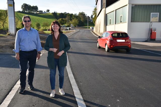 Die sanierte Anrei-Gemeindestraße mit Gehsteig - Bürgermeisterin Barbara Payreder mit Vizebürgermeister Manfred Nenning. Die Bürgermeisterin führte die Ablöseverhandlungen für den wichtigen Gehsteig. Bürgermeisterin und Vizebürgermeister waren bei diesem Bauprojekt überaus engagiert.