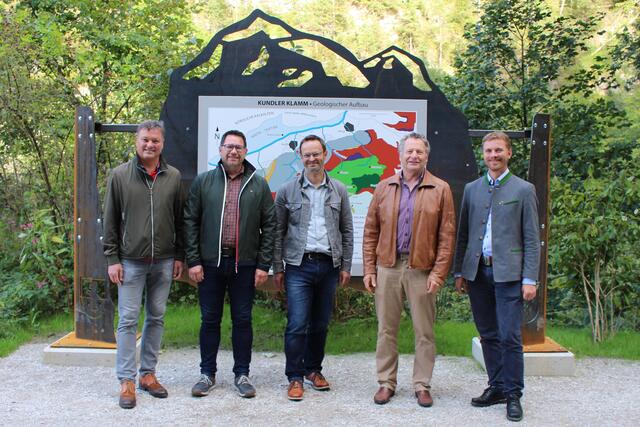 Kundls Bgm. Anton Hoflacher, Markus Kofler (GF TVB Alpbachtal), Michael Mairhofer (GF TVB Wildschönau), Michael Unger (Obmann TVB Wildschönau) und Wildschönaus Bgm. Hannes Eder trafen sich am Eingang der Kundler Klamm um die neu inszenierte Klamm zu begutachten.