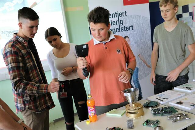 Hier misst Andre (14) (Bildmitte) aus Thal mit einem Messgerät der Firma Anton Paar den Zuckergehalt in der Limonade. | Foto: Edith Ertl