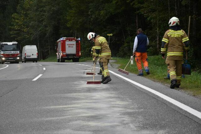 Im Bereich der Schwaighofbrücke war laut angaben der Feuerwehr eine etwa 50 Meter lange Ölspur zu binden.