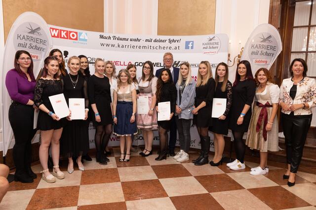 Alle Absolventen mit Innungsmeister Wolfgang Eder und LAbg. Michaela Bartel (re.): Anica Cavlovic, Alexandra Gillhofer, Alina Gasser, Isabel Huber, Melanie Gruber, Charleen Dirnberger, Silvia Rainer, Melanie Leitenreiter, Lara-Sophie Holztrattner, Sophie Wallinger, Tahmina Ahadi, Sabrina Weiß, Lena Gutfertinger, Anna Weißenbacher, Lisa Wieland und Carina Brandauer (v.l.).