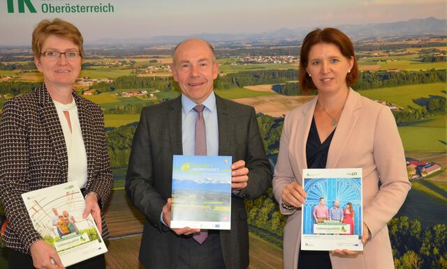 LK-Präsidentin Michaela Langer-Weninger, Agrar-Landesrat Max Hiegelsberger und Projektleiterin Heidemarie Deubl-Krenmayr (von rechts) präsentierten die neue Beratungsstelle „Lebensqualität Bauernhof“. | Foto: LK OÖ